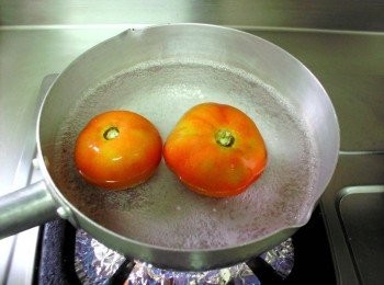 step2: 蕃茄話十字放入滾水中~接著沖冷水、果皮撥下，切小塊狀備用。