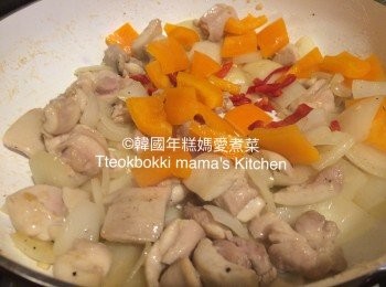 step3: 加入黄椒、紅辣椒炒一會，