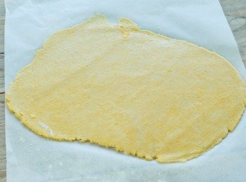 step6: 將麵團放在烘焙紙上，擀成約1/6吋的薄片
