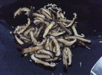 step2: 麻油下鍋將薑末爆香加入香菇翻炒