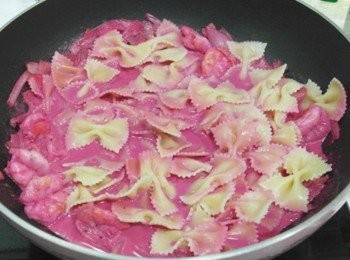 step9: 有點滾的時候把蝴蝶麵倒入一起烹煮~~ 這時候加起士條還有起士粉並且調味!! 甜菜根的味道比較有土味~怕的人起士部分就加多一些!! 顏色開始慢慢變成紅色!!! 等收汁即完成囉~~~