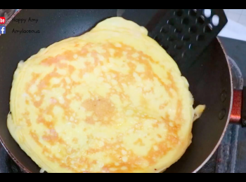 step7: 小火加熱鑊，抹少量油，倒入蛋漿煎1-2分鐘至7成熟，再反轉另一面煎1分鐘至全熟。