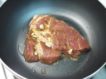 step3: 取平底鍋加熱，轉中小火後，鍋內抹少許橄欖油(一點點就好，肉排會有油酯產生)，再放入醃好的祥興畜牧場黑珍豬肉豬梅花肉。