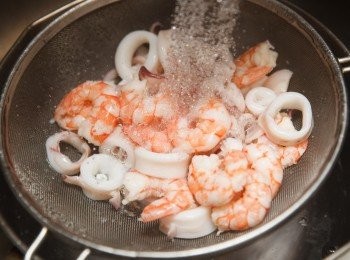 step4: 等待的過程將蝦仁與透抽燙熟後，洗淨、瀝乾備用。