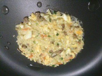 step2: 平底鍋中小火，放少許橄欖油，將步驟1放入壓平並整成圓形，煎至金黃翻面