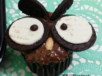 step6: F)平均分在cupcake杯子或分在焗盆內的紙托上面去焗，大約7分滿到，放入去預咗熱嘅焗爐中層，用上下火160度，大約焗25分鐘，之後帶上手套，蛋糕出爐後立即攞起盆蛋糕，由高處凳幾下來防下榻，之後等待蛋糕完全放涼。(每家焗爐温度會有差距，請自己用眼或用牙籤去測試蛋糕熟唔熟透喔)。