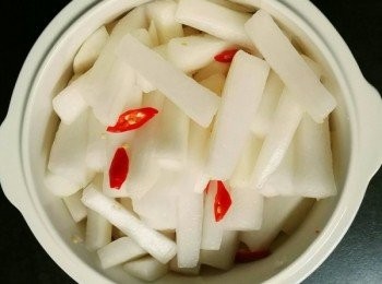 step4: 將蘿蔔放入上訴混合溶液中浸泡一夜即可食用。