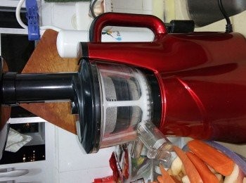 step2: 把西芹和胡蘿蔔切小段，蘋果則擦洗外皮，去除果蠟，然後去核切小塊，容易放入慢磨機榨汁。