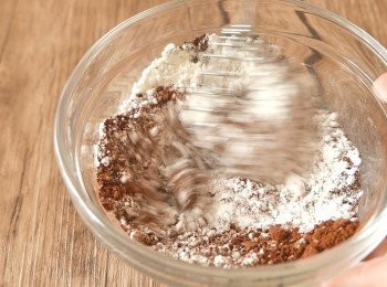 step3: 把低筋麵粉、無糖可可粉、即溶咖啡粉和鹽拌勻備用。