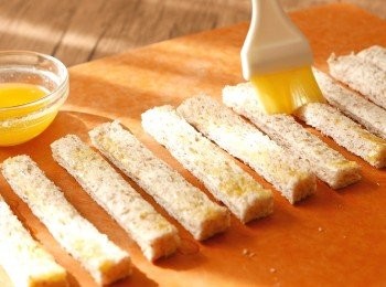 step4: 把牛油溶液平均地掃在麵包條上。