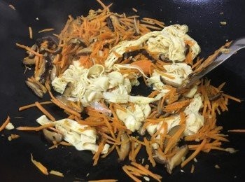 step2: 燒熱油鑊, 中大火加入蒜蓉快炒, 加入冬菇快火爆香, 期間太乾身, 加少許冬菇水讓材料吸收, 再加入紅蘿蔔絲, 快炒, 同樣地期間太乾身, 加少許冬菇水, 炒至紅蘿蔔絲軟身, 加入蠔油快炒, 最後加入素鴨絲快炒均, 加入水/雞湯/ 冬菇水即成, 我加了蜜糖豆, 也可以加蔥條, 隨個人喜歡加少許鹽調味即成