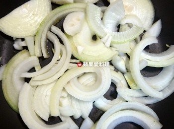 step5: 放入洋葱拌炒。