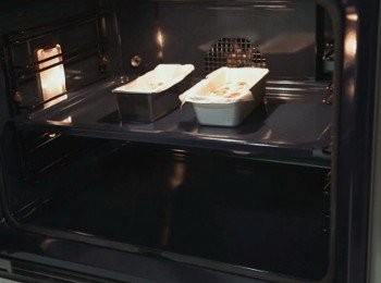 step5: 將蛋糕放入焗爐，上下火180度，焗35至40分鐘，即成。