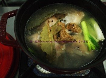 step3: 慢火燒熱 Staubs, 少油放入薑片, 豬手仔, 放入韓式味醬 及水 (水位剛到豬手仔); 上蓋慢火炆30分鐘, 熄火焗10分鐘; 再慢火炆30分鐘, 熄火焗10分鐘.完成.