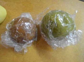 step8: 接着將綠茶麵糰和朱古力麵糰分別用保鮮膜包住，放入雪櫃冷藏鬆弛約半小時。