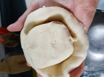 step7: 將水皮包住油酥皮成一體粉糰