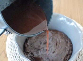step4: <span class="group_2">巧克力漿</span>做法： 用小煲煮沸水，然後加入糖和可可粉，煮至糖溶化，拌勻成<span class="group_2">巧克力漿</span>。將<span class="group_2">巧克力漿</span>直接倒在步驟3的麵糊上 （直接倒在上面便可，不用拌勻）。放入已預熱180度C焗爐，焗約35分鐘至表面凝回