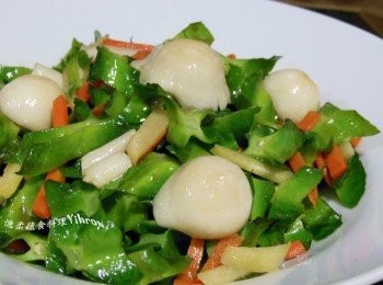 step1: 熱鍋下一點點油爆香薑絲.將紅蘿蔔絲炒出紅蘿蔔素.再加入角豆和一點點水炒至7分熟.放入白精靈菇煮熟.加鹽拌勻起鍋.很簡單吧^^