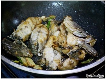 step6: 接著放入巳炸至微焦的魚肉稍加拌勻後，再加入適量的水