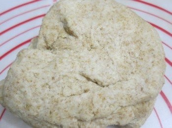 step2: 用手搓勻材料成團