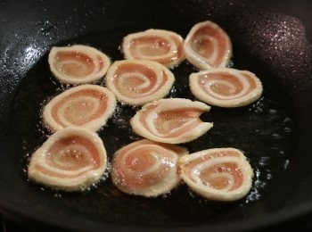 step8: 放入滾油中，中火炸至金黃色，撈起放涼後就成鬆脆的牛耳餅。