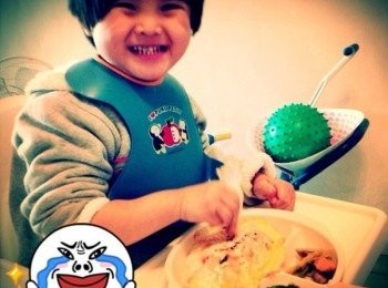 step2: 美乃滋和蕃茄醬讓李子資幾攪拌均勻後裝入塑膠帶，減一個很係的小口，讓寶寶畫