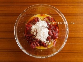 step1: 首先將牛肉絲與<span class="group_2">醃料</span>均勻混合備用。