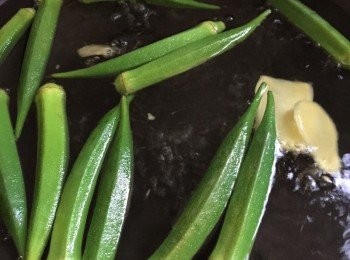 step2: 秋葵先浸洗一會，瀝乾，鍋子中加入水及薑片，水滾後加入秋葵氽水半分鐘，瀝乾後用廚房紙印乾備用