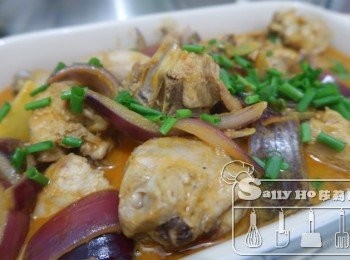 step4: 爆香洋蔥，加入其餘的椰奶及小量的水，此時可用魚露及糖調味，

大約煮5分鐘滾起可上碟。