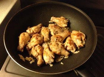 step4: 同鑊中火下洋蔥, 炒至透明後加入雞槌炒勻