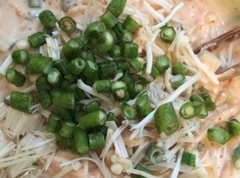 step3: 麵糊內加入泡菜、豆角、金針菇拌勻，靜止10分鐘。