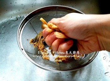 step4: 浸好的梅菜隔水 , 用水再沖一沖洗乾淨 , 瀝乾水份後用手渣乾水份切粒