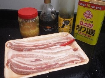 step1: 豬腩片解凍，煲一小煲水，放入花椒八角香葉, 
水滾後，加入豬腩片及倒紹興酒，至豬腩片熟,