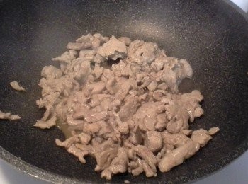 step2: 下1茶匙油，倒入肉片炒至變色。