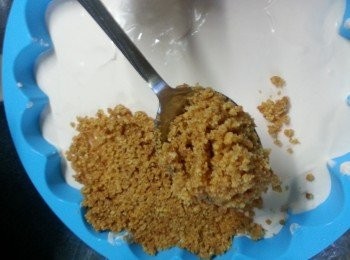 step18: 放入以雪硬身的蛋糕體內平均舖勻