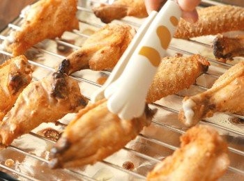 step6: 在焗爐中取出<a href="https://bit.ly/3zHU5V3" target="_blank" data-keyword="雞翼" class="guide-link"><strong>雞翼</strong></a> <span style="display:inline-block;vertical-align:middle;margin-top:-3px;color:initial;border-radius:3px;padding:2px 3px;font-size:12px;line-height:14px;background:#87d300;color:#fff;">即買</span> ，把<a href="https://bit.ly/3zHU5V3" target="_blank" data-keyword="雞翼" class="guide-link"><strong>雞翼</strong></a> <span style="display:inline-block;vertical-align:middle;margin-top:-3px;color:initial;border-radius:3px;padding:2px 3px;font-size:12px;line-height:14px;background:#87d300;color:#fff;">即買</span> 翻面。同時把焗爐溫度調至200℃。