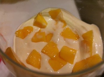 step6: 芒果忌廉加上芒果粒,再鋪上木糠,層數按個人喜歡。