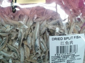 step1: 用鍋炒白芝麻數分鐘，不用下油。小魚乾用水浸1小時，沖水，瀝乾水份