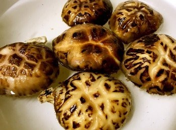 step1: 冬菇洗淨、浸軟、去蒂切絲、冬菇水留用！