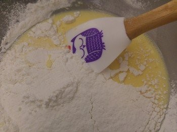 step4: 加已混合的麵粉攪勻,再落溶牛油,最後要將麵糊過篩一次。