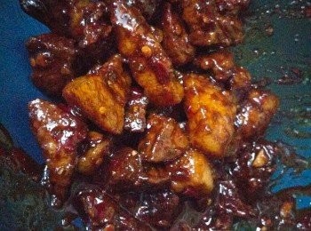 step4: 將肉丁倒入兜勻至上色，即成。