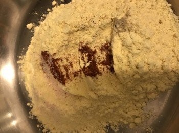 step2: 將粟米粉, 甜紅椒粉及鹽/胡椒粉混在一起