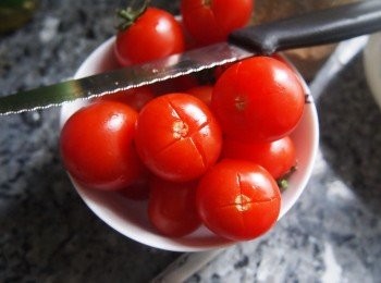 step2: 番茄洗淨，用刀在表面輕割十字