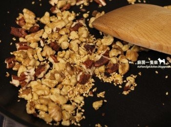 step2: 核桃+胡桃+白芝麻放入平底鍋拌炒出香氣，放涼備用。 (堅果不一定要混合三種，單用核桃或胡桃、松子都可以喔!)