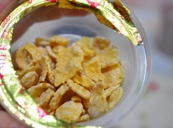 step11: 另外灑些(鮮奶附贈)麥片於盤中