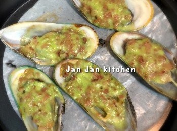 step5: 貼士：
1. 可以先用小刀將青口起肉再放回，使吃的時候更容易。
2. 急凍青口本身已經是灼熟了的，所以焗的時間可縮短，以免口感變硬。