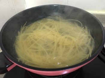step7: 今次伴上蒜香意粉，先在大鍋子中注水加熱至滾起，加入意粉及海鹽熟約10分鐘再焗5-8分鐘 (視乎個人喜歡軟硬度及不同意粉牌子)