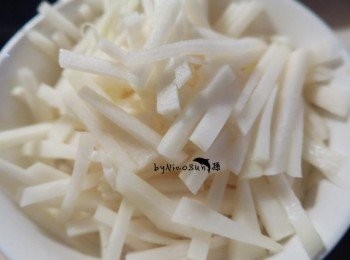 step1: 大頭菜切長條.加入鹽巴待出水(約1小時)