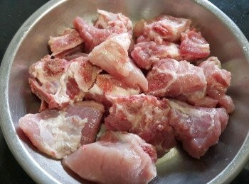 step5: 用雞粉，生抽，生粉，麻油，糖，欖菜將排骨醃 1 小時