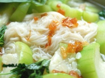 step8: 加入少許的油蔥酥及九層塔,讓絲瓜麵線更有味道喔!